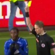 YOUTUBE Dennis Antwi esulta, un tifoso lo aggredisce ma l'arbitro lo ammonisce...