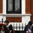 Assange interrogato da pm Svezia in ambasciata: la vera star è il gatto in cravatta