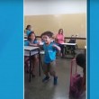 Bimbo paralizzato dalla poliomielite cammina per la prima volta in classe 5
