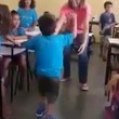 Bimbo paralizzato dalla poliomielite cammina per la prima volta in classe 4