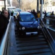 Torino, sbaglia strada e finisce col suv sulle scale della metropolitana