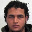 Attentato Berlino, Anis Amri filmato 8 ore dopo in città davanti a una moschea05