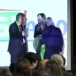 YOUTUBE Maria Elena Boschi e il barbiere, abbraccio e..."Non ti allargare"