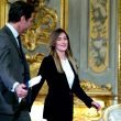 YOUTUBE Maria Elena Boschi, giuramento in tacchi a spillo. E bacio con Renzi6