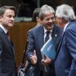 Gentiloni debutta a Bruxelles: "Ue in ritardo su migranti. Vigili su Mediaset"01