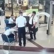 YOUTUBE Pilota ubriaco attraversa controlli barcollando: fermato a pochi istanti dal decollo