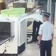YOUTUBE Pilota ubriaco attraversa controlli barcollando: fermato a pochi istanti dal decollo02