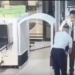 YOUTUBE Pilota ubriaco attraversa controlli barcollando: fermato a pochi istanti dal decollo03