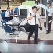 YOUTUBE Pilota ubriaco attraversa controlli barcollando: fermato a pochi istanti dal decollo05