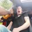 Scherzo con motosega: tagliano la mano all'amico per imitare il video virale "Chainsaw Massacre"