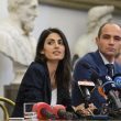 Raggi: governo con gli amici, degli amici, per gli amici. Cercava pure Fdi