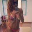 Nicole Minetti, forme splendide in vacanza con le amiche FOTO