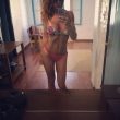 Nicole Minetti, forme splendide in vacanza con le amiche 01