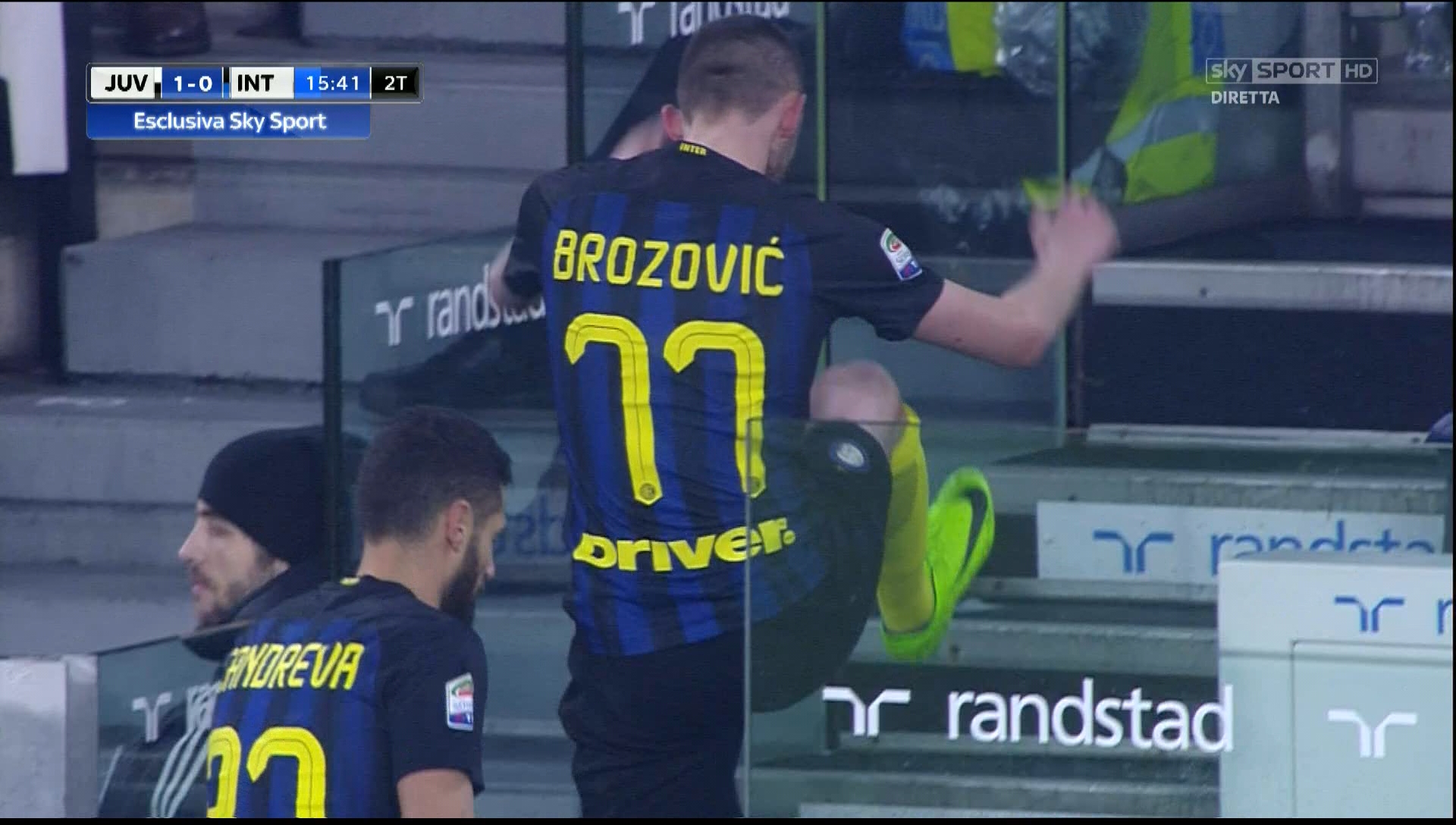 Tegola per l'Inter: frattura al dito del piede per Brozovic