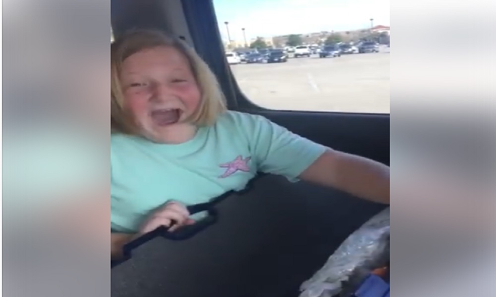 Usa, genitori le regalano a 10 anni il suo primo fucile. Presley piange dall'emozione VIDEO