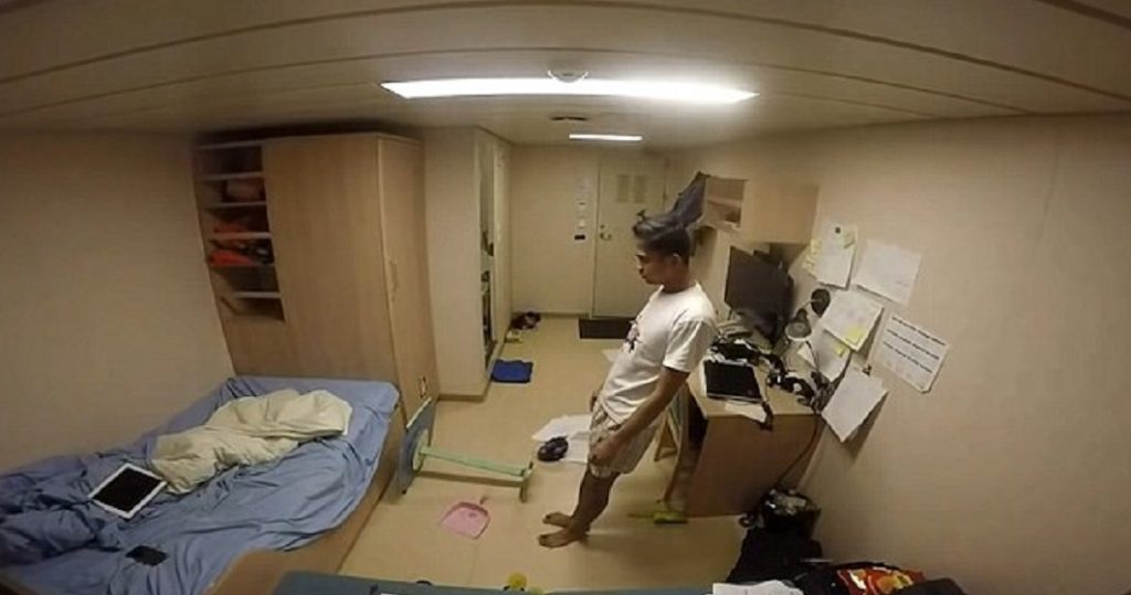 YOUTUBE Oscilla tra gli oggetti che finiscono a terra: timelapse dalla cabina della nave in tempesta6