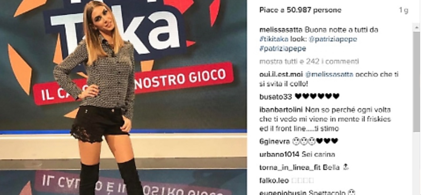 Melissa Satta, foto minigonna estrema a Tiki Taka