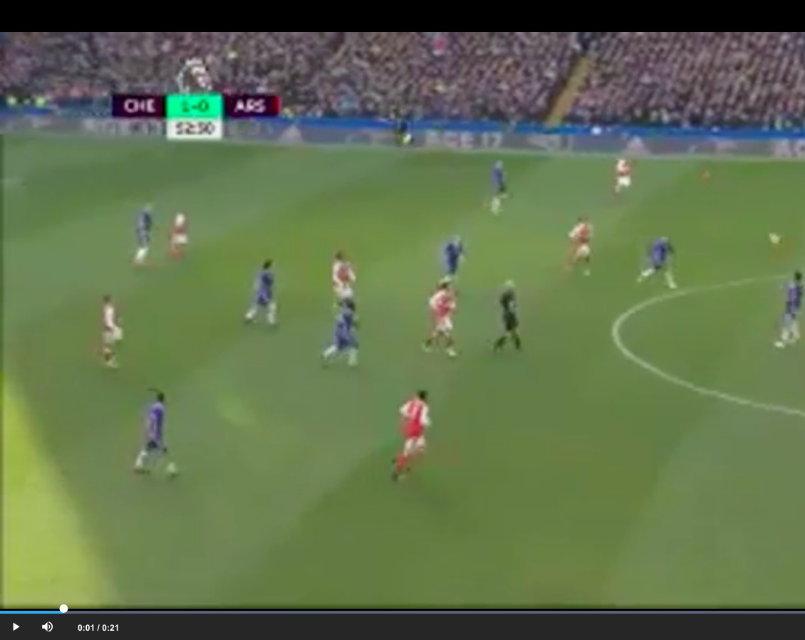 Hazard video gol Chelsea-Arsenal: parte solo da metà campo, scarta tutti e fa gol