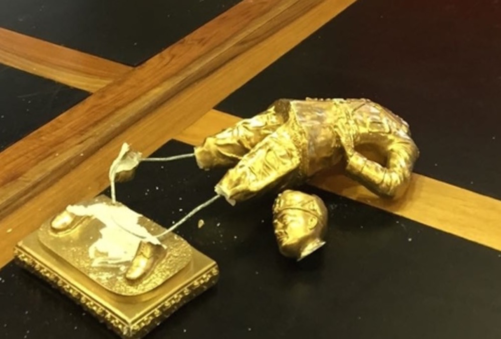 Bolzano, Eva Klotz consegna al sindaco busto di Mussolini FOTO