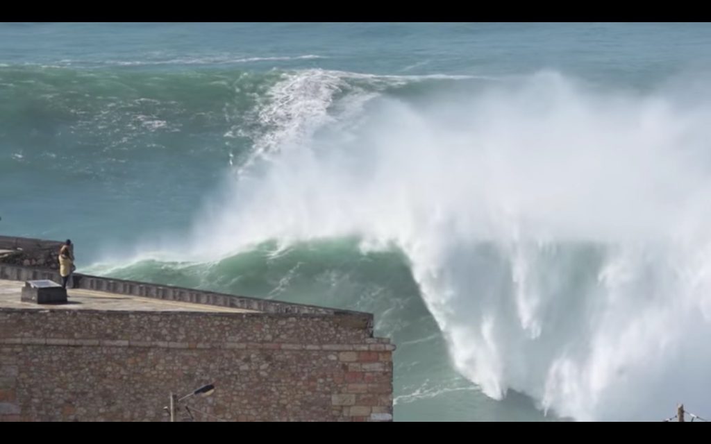 YOUTUBE Surf, Steudtner doma l'onda di Nazaré: che impresa