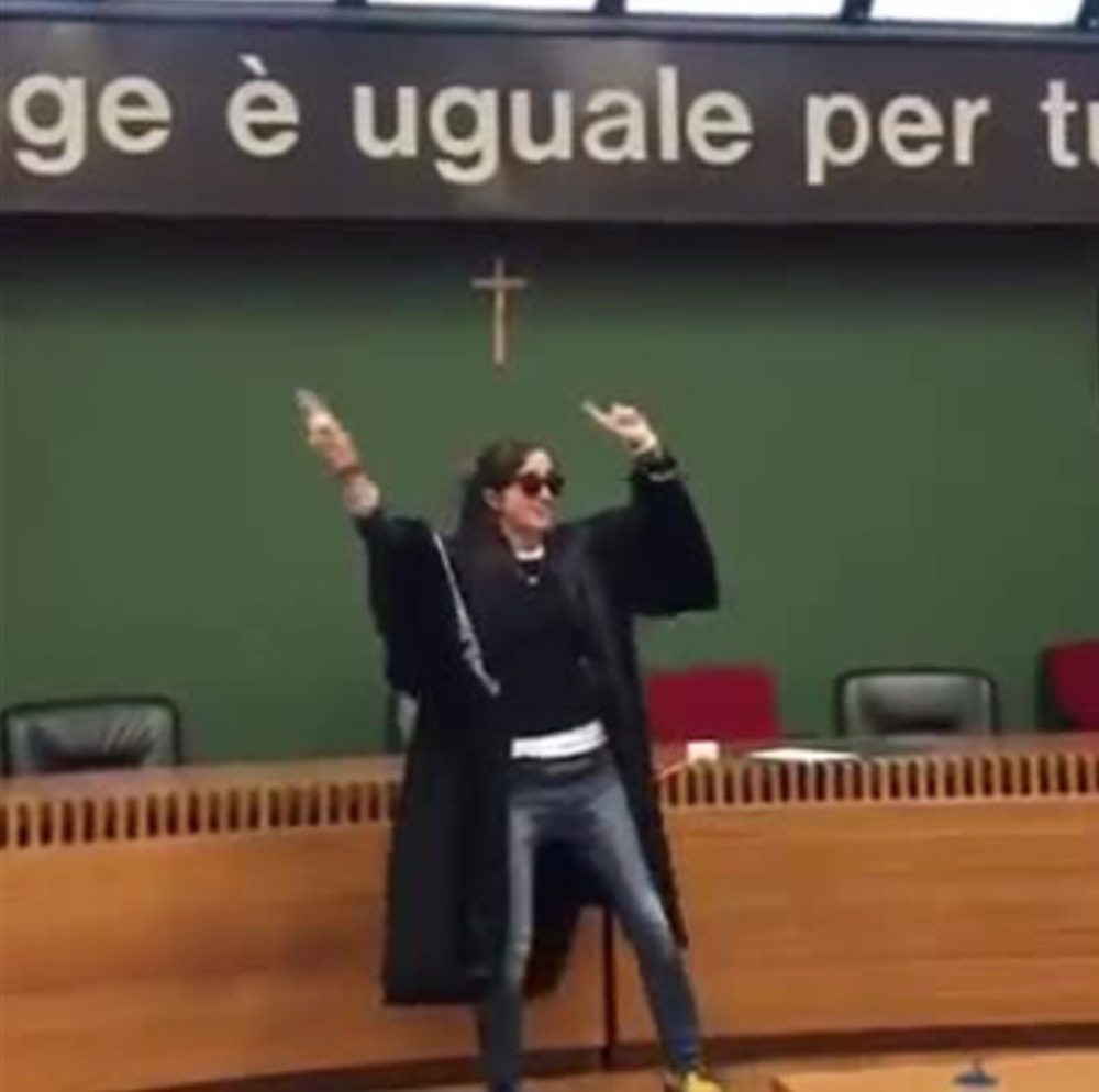 VIDEO La scimmia di Francesco Gabbani in tribunale: il ballo dell'avvocatessa