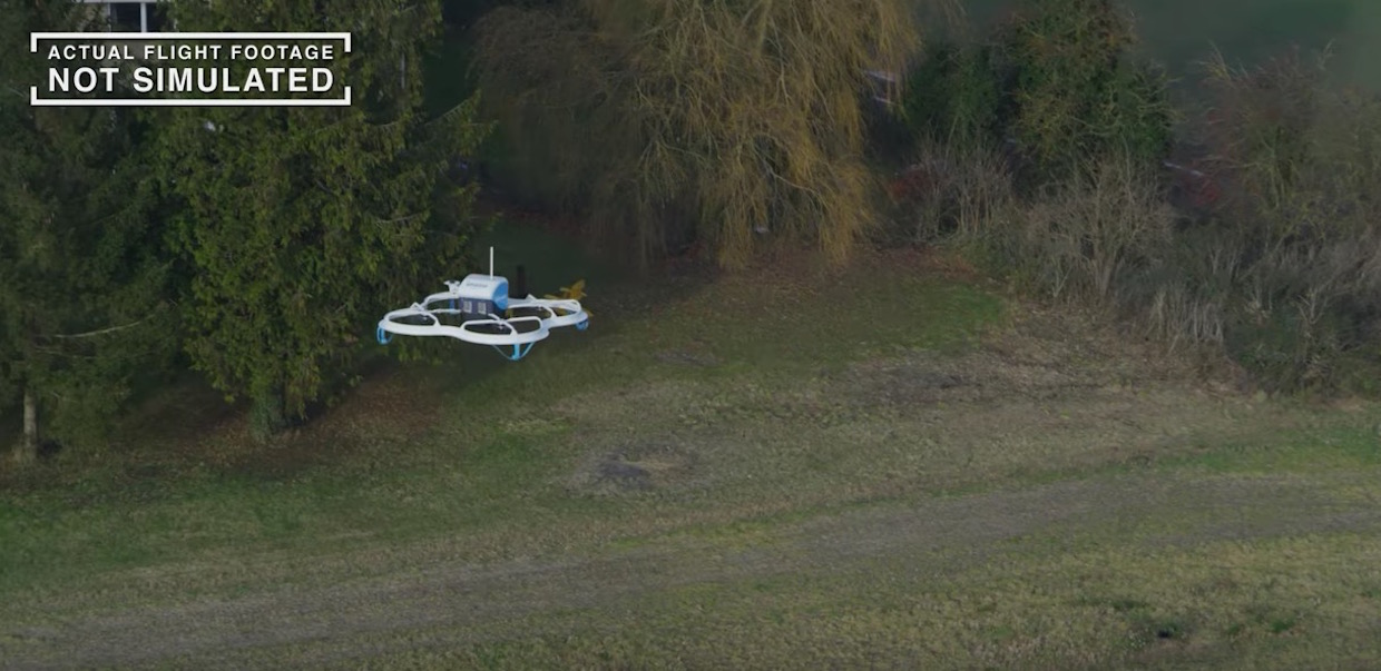 YOUTUBE Amazon consegna i pacchi dal cielo con un drone e un paracadute
