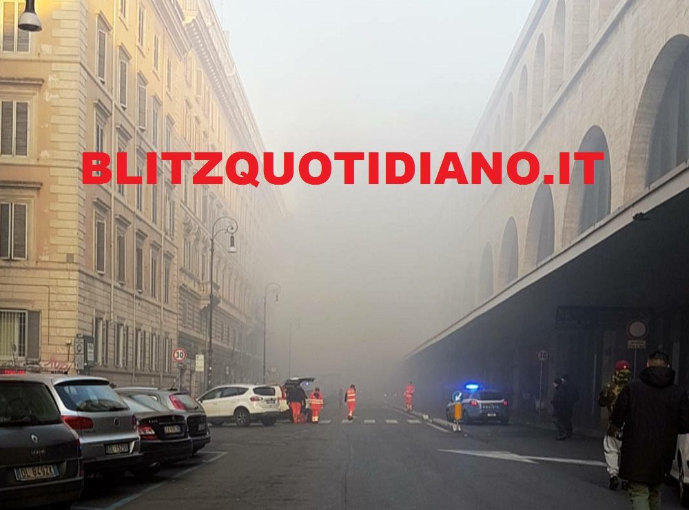 Roma, palazzo in fiamme vicino alla stazione Termini: paura e fumo in strada