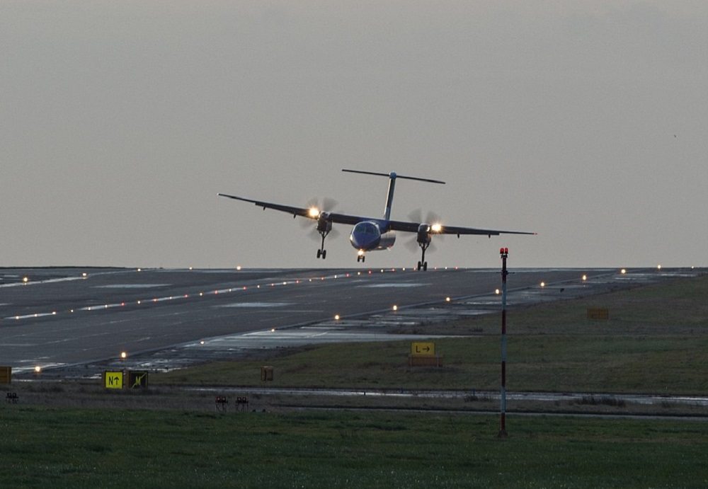 Vento forte sposta aereo a Leeds l'atterraggio è obliquo