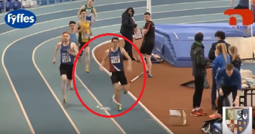 YOUTUBE Aengus Meldon, corridore verso il traguardo, ma l'elastico...