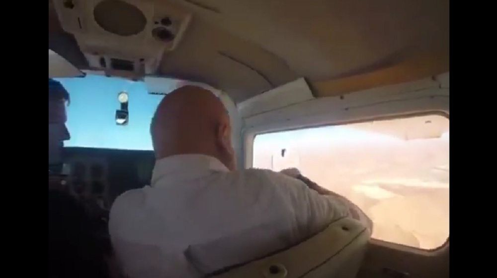 YOUTUBE Apre l'oblò dell'aereo per scattare una foto: la macchina viene risucchiata