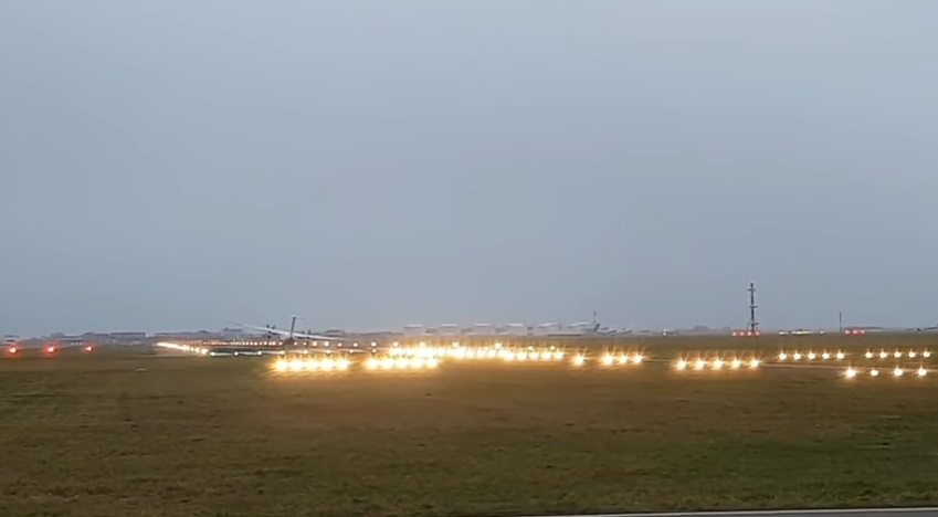 YOUTUBE Vento piega carrello, aereo atterra senza: paura ad Amsterdam