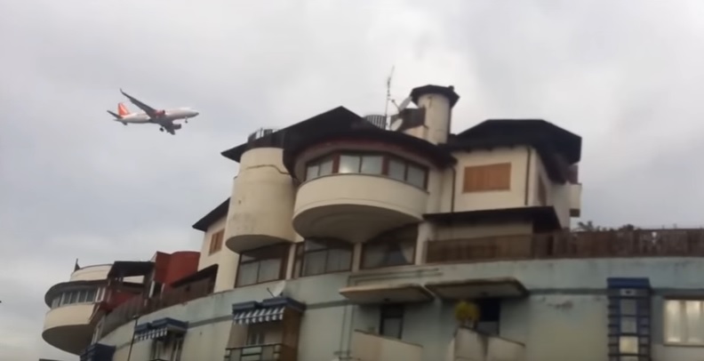 YOUTUBE Aereo troppo vicino alle case: paura a Napoli