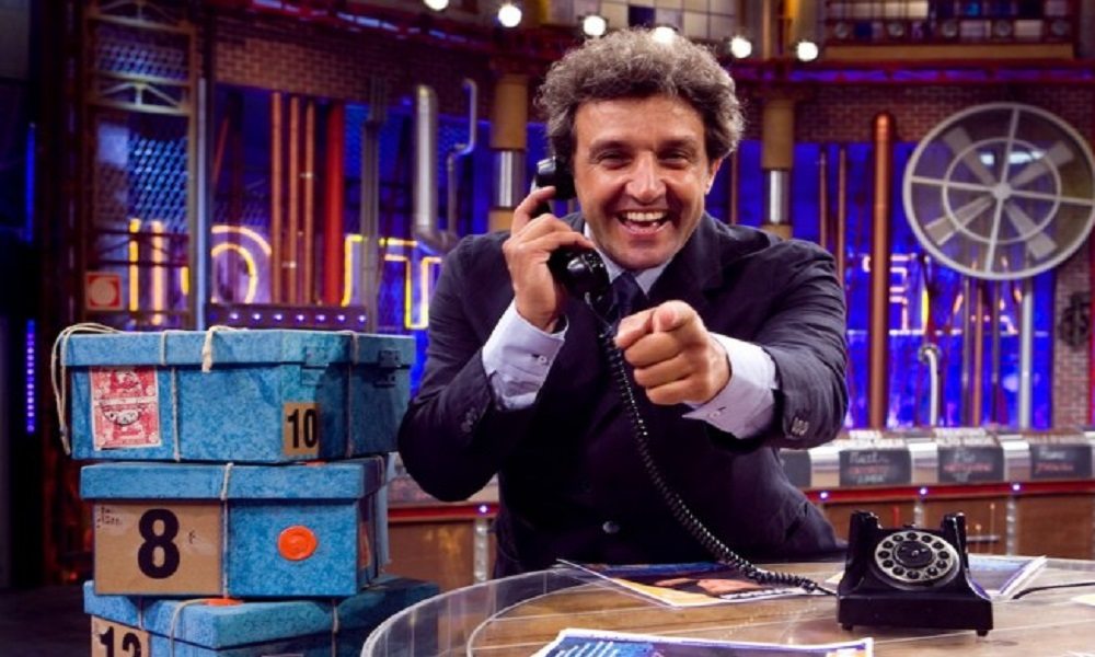 Affari tuoi, il concorrente disoccupato Alessandro vince 500mila euro