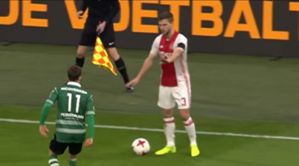 YOUTUBE Joel Veltman antisportivo: chiede lo stop e poi...continua a giocare col compagno a terra