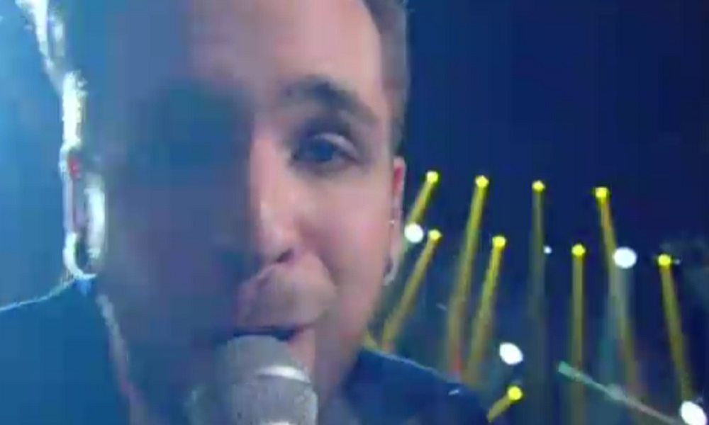 Sanremo, il cameraman colpisce Alessio Bernabei VIDEO