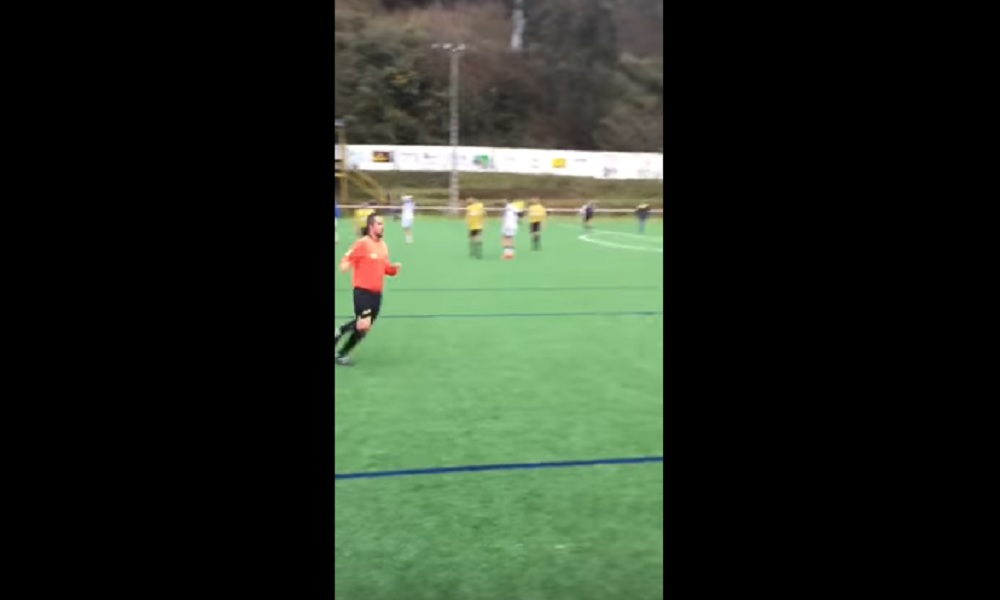 Arbitro scappa negli spogliatoi: i calciatori lo inseguono