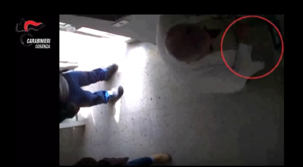 YOUTUBE Rogliano, assenteisti alla Asl: giocavano alle slot durante orario di lavoro