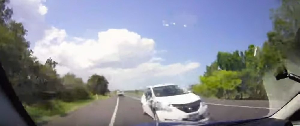 YOUTUBE Frontale in autostrada: invade corsia opposta e...