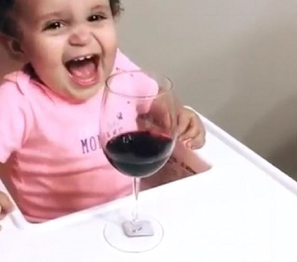YOUTUBE Bambina smette di piangere alla vista di un bicchiere di vino rosso