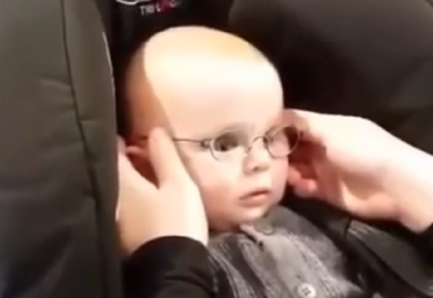Emil, il bimbo di 4 mesi che mette per la prima volta gli occhiali