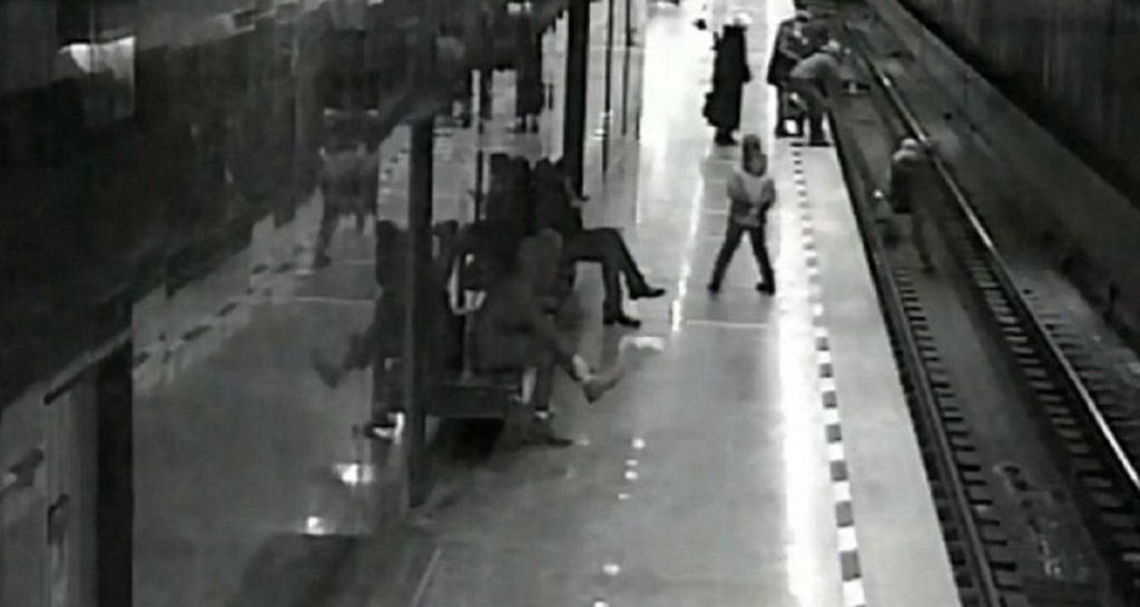 Cade sui binari mentre gioca con telefonino: pendolare gli salva la vita