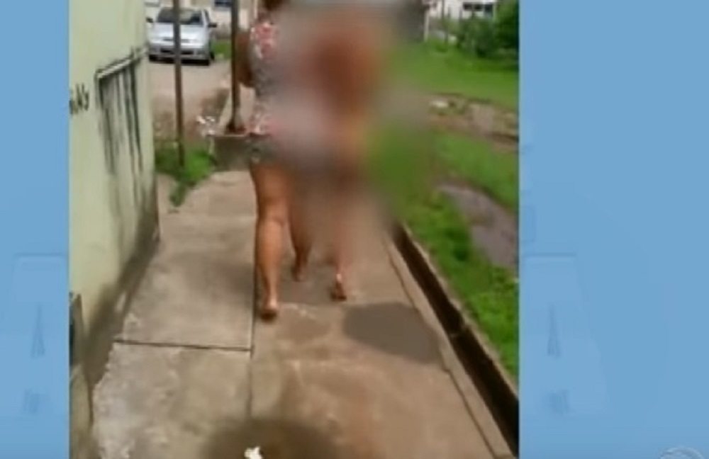 YOUTUBE Costringe l'amante del marito a camminare in strada così