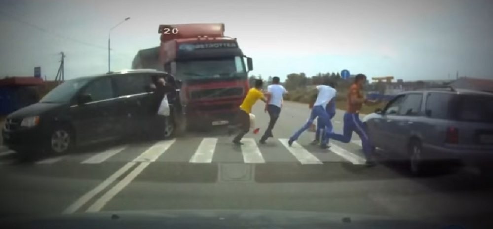 YOUTUBE Non frena in tempo, camion investe i pedoni