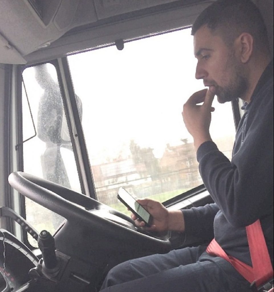 Camionista guida senza mani. Mangia un panino e chatta contemporaneamente 3