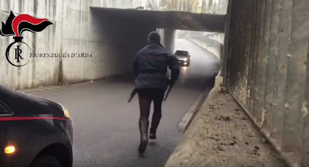 YOUTUBE Carabinieri inseguono pusher nel sottopassaggio vicino Piacenza