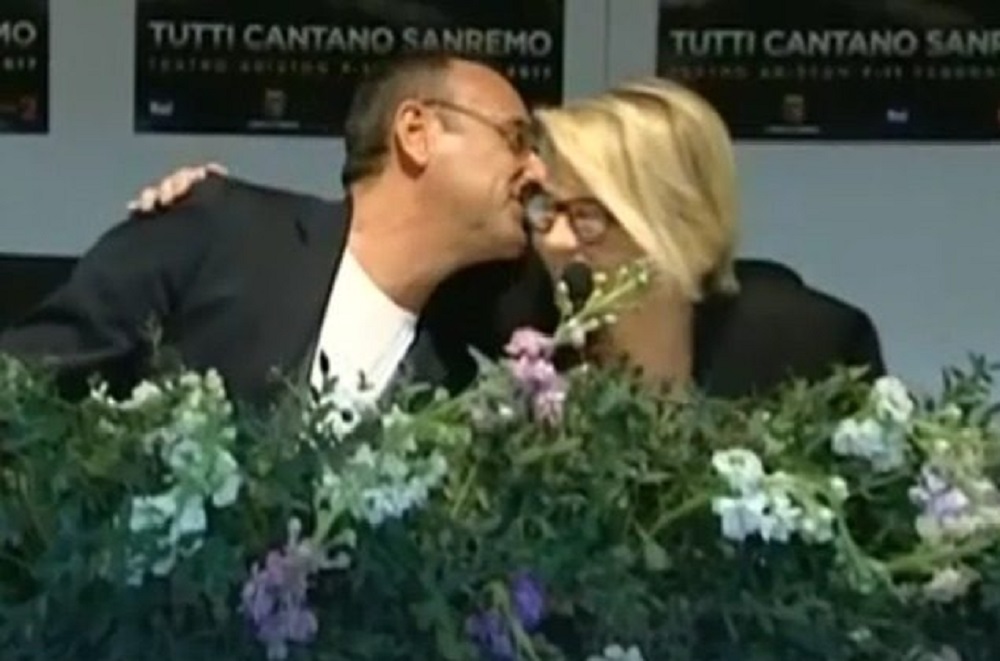 Sanremo, Carlo Conti si commuove. E Maria De Filippi lo abbraccia VIDEO