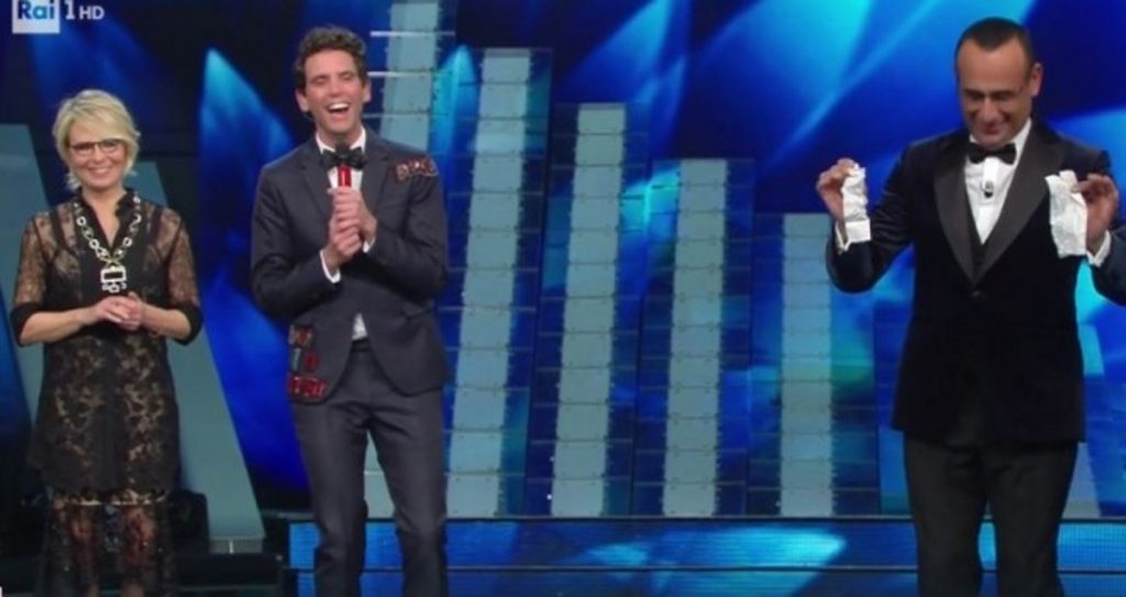 Sanremo, Chi rivela: "Carlo Conti doveva baciare Mika ma..."
