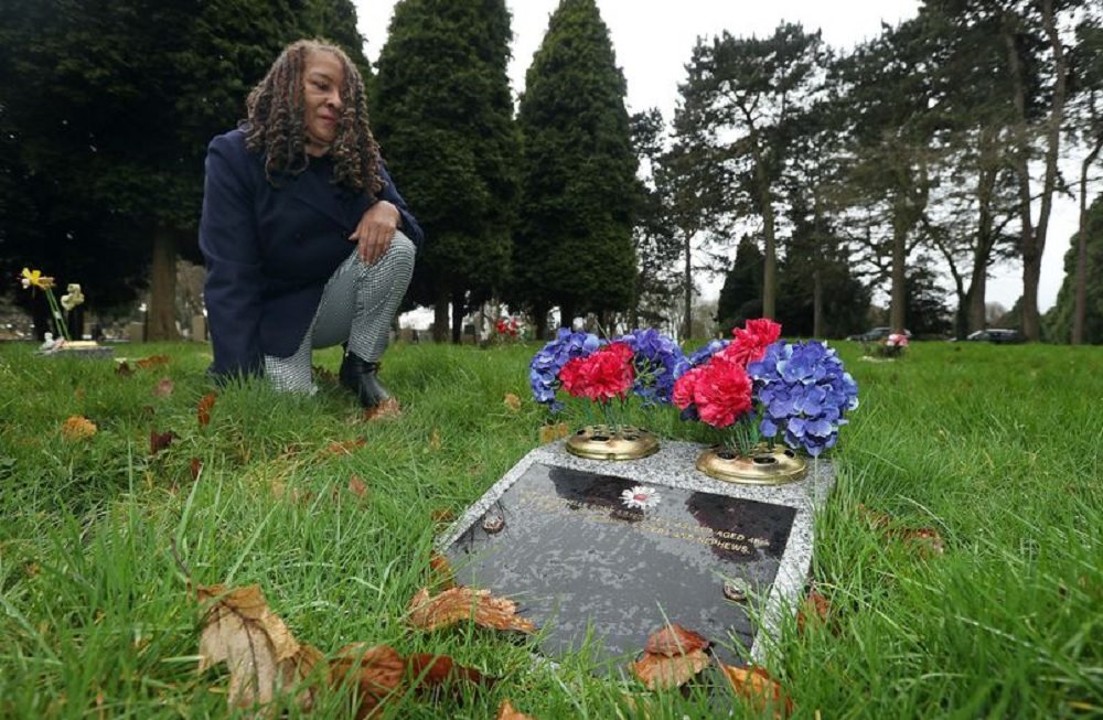 Cerca la tomba di sua figlia: solo dopo 40 anni scopre che era sepolta vicino casa