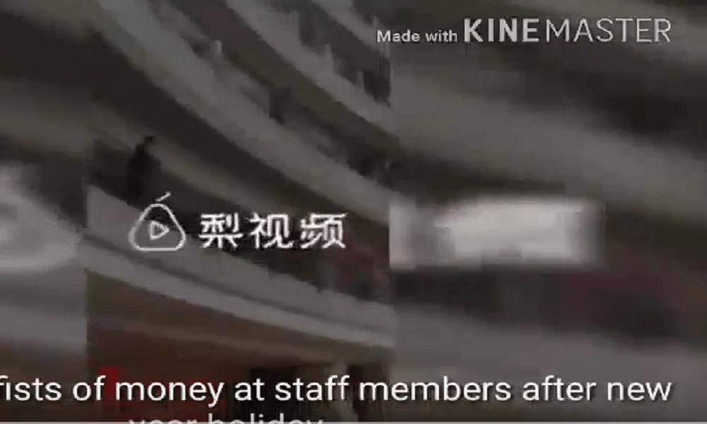 YOUTUBE Cina, proprietario azienda lancia banconote ai suoi dipendenti