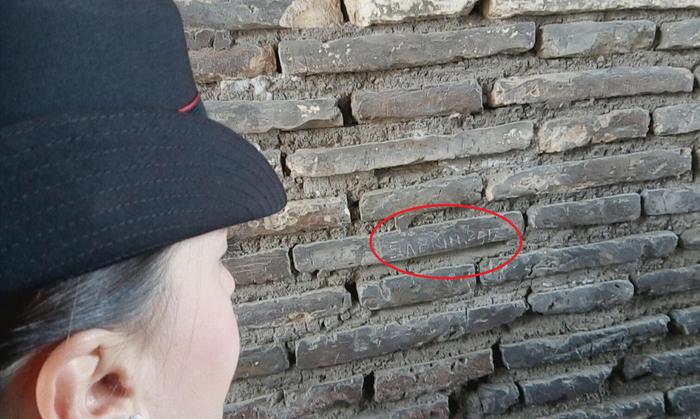 Turista francese incide suo nome su Colosseo, denunciata4